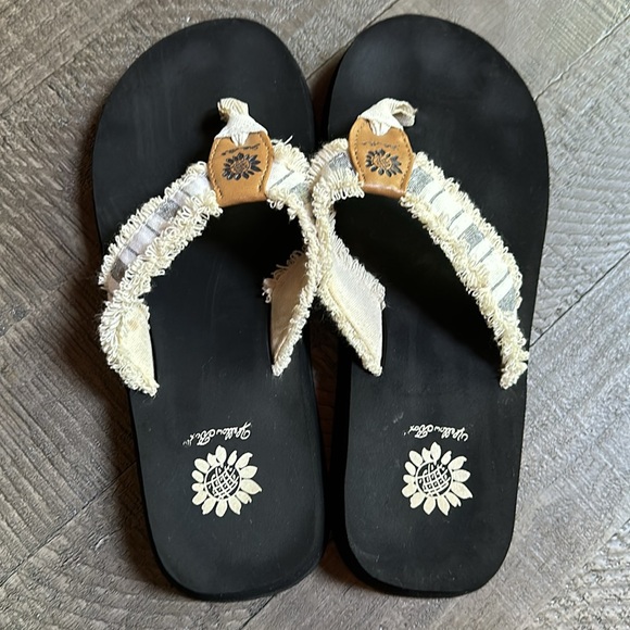 Yellow box flip-flops size 7.5 - Picture 2 of 4